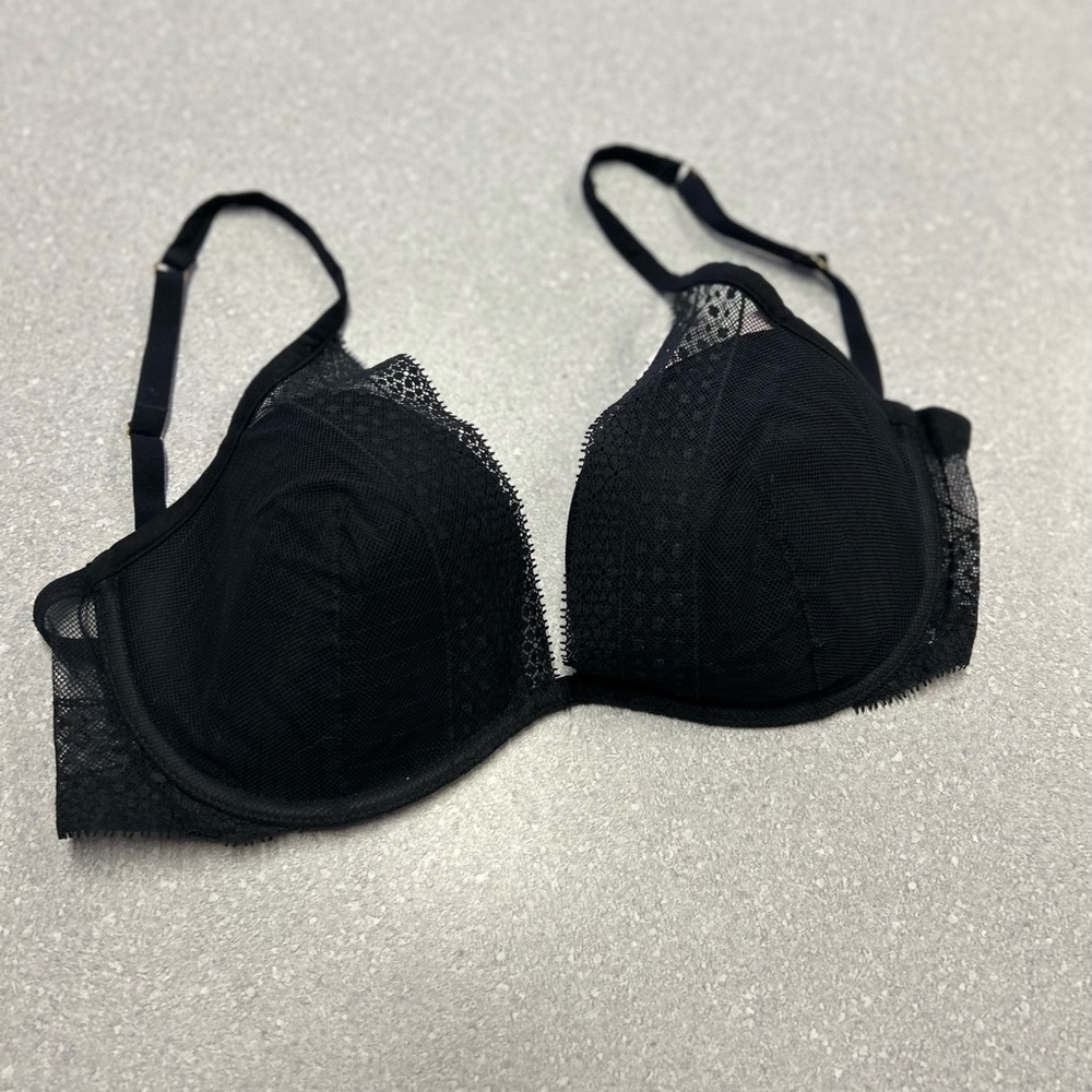 Victoria’s Secret black lace 32DDD bra